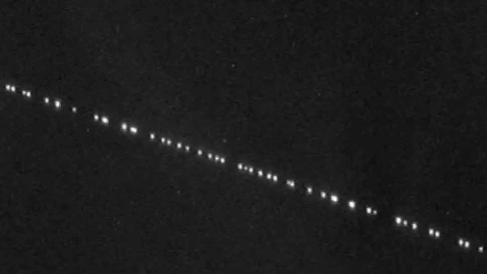 Coloană de SATELIȚI pe cer. IMAGINI inedite văzute de români seara trecută / VIDEO
