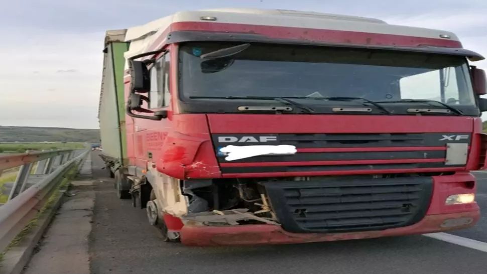 Accident mortal pe A1, în jud. Alba. Șofer aflat pe banda de urgență, SPULBERAT de un camion