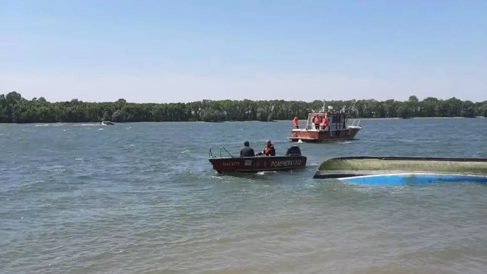 Incident grav, pe brațul Sulina: o ambarcațiune cu 10 oameni la bord s-a răsturnat