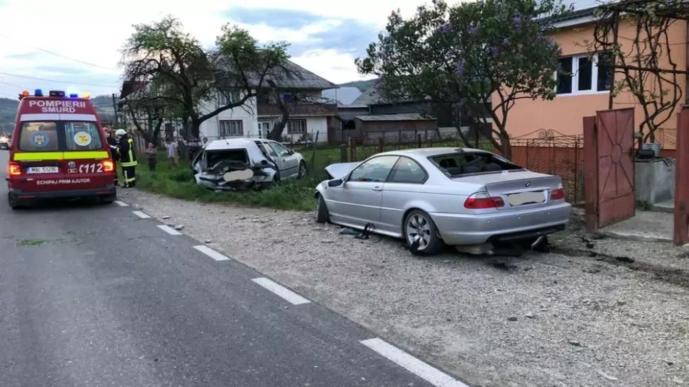 3 persoane, între care o gravidă, spulberate de mașină, în timp ce se aflau pe o bancă 