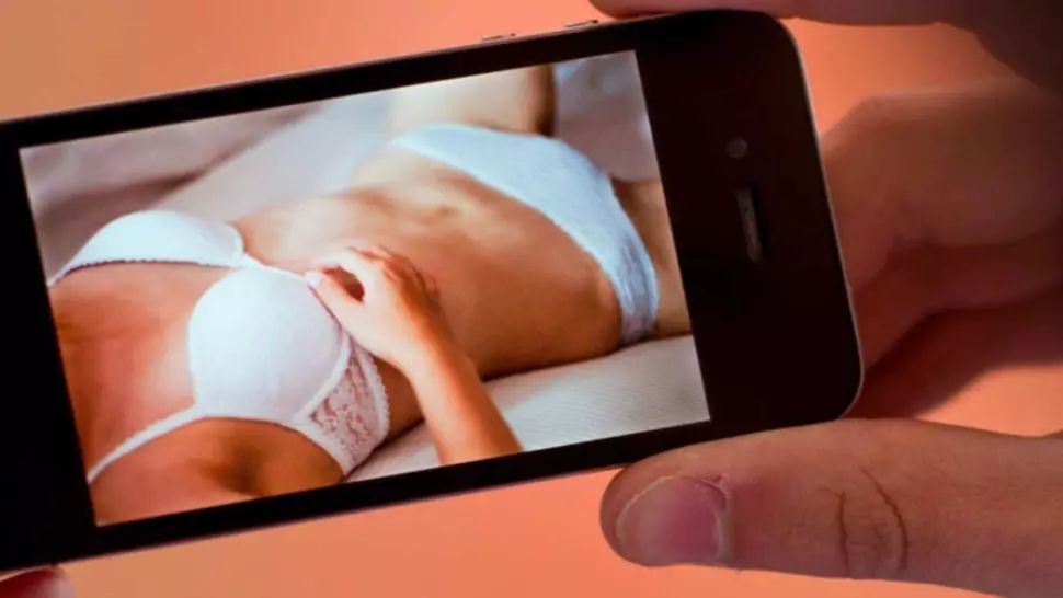 Cum a vrut să facă bani repede o ieșeancă! A șantajat un bărbat cu poze și înregistrări intime