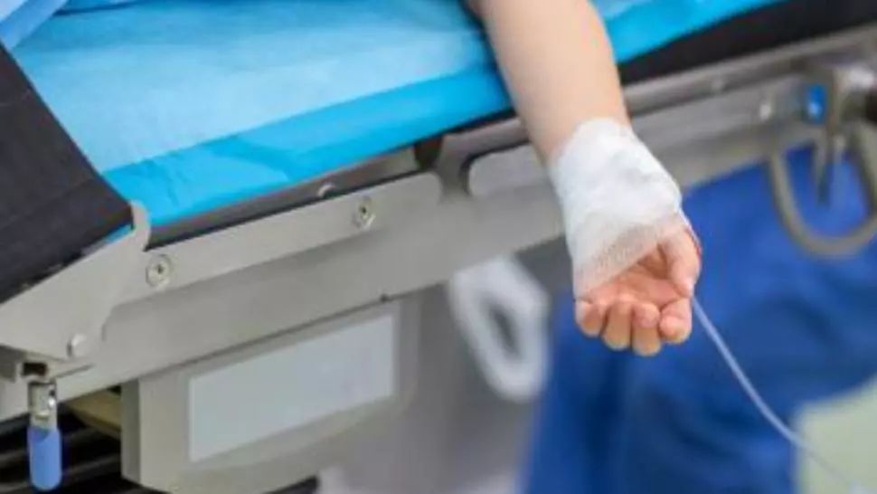 Copil de doi ani opărit cu lapte pe aproape jumătate din corp, dus de urgență la Târgu Mureș