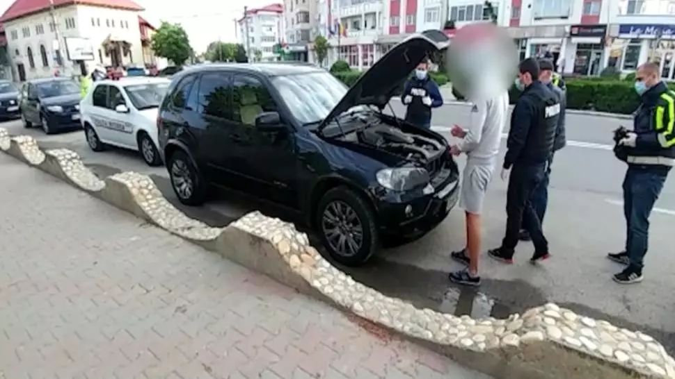 Fiul unui afacerist a făcut live pe Facebook, amenințându-și adversarii cu PISTOLUL