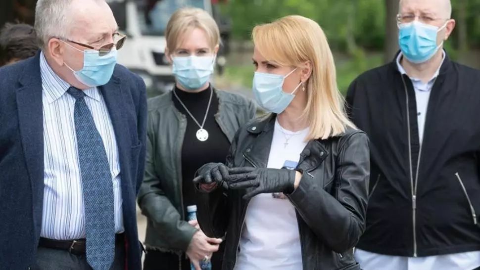 gabriela firea masca