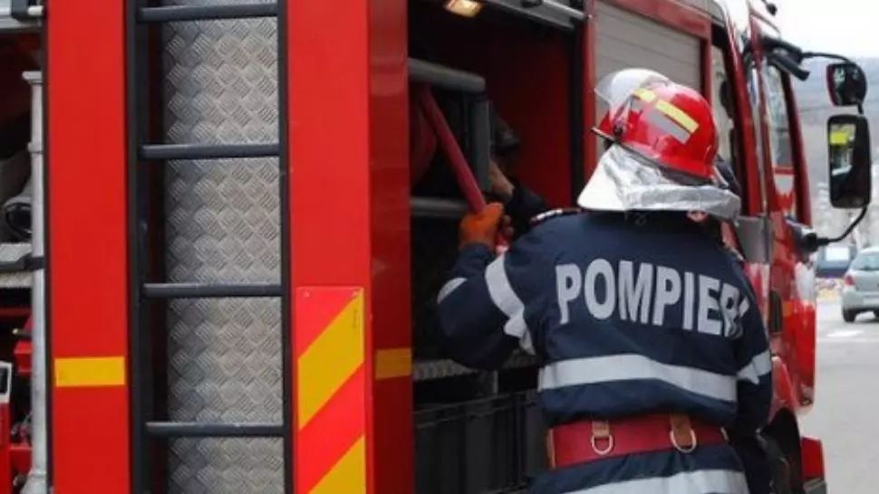Incendiu în Capitală, în apropierea unor spații comerciale. Intervenție în forță a pompierilor