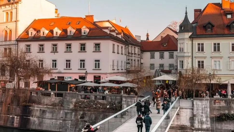 Slovenia a impus carantina pentru români