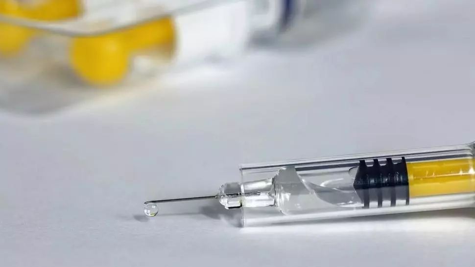 Anchetă pentru medicul care s-a vaccinat singur. Șeful Oncogen și-a administrat singur un ser anti-COVID