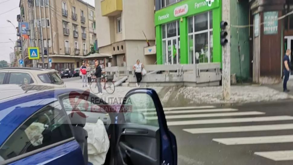Accident într-o intersecție centrală din Satu Mare. Un șofer a intrat cu mașina pe trotuar și s-a izbit de un parapet