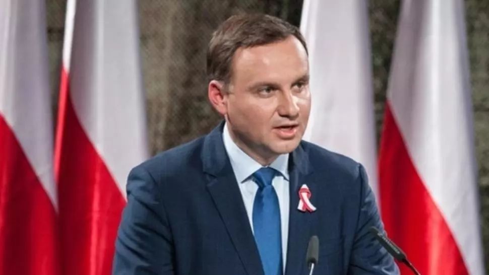 Andrzej Duda, aliat al partidului naţionalist Lege şi Justiţie (PiS) aflat la guvernare, a câştigat 45,73% din sufragii.