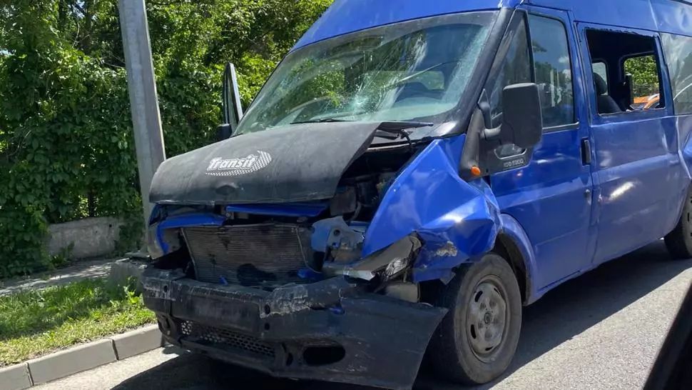 Accident grav, pe DN 1. Impact violent cu o dubă