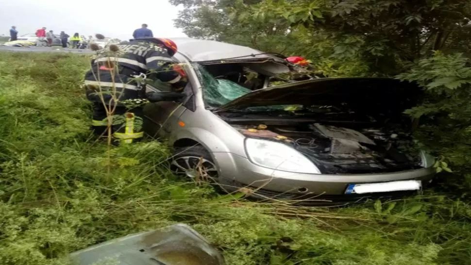 Accident grav, în jud. Timiș: un mort, după ce mașina a fost proiectată într-un TIR