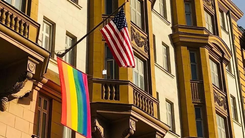 Steagul curcubeu al mișcării LGBTI, arborat la Moscova în ziua referendumului care interzice căsătoriile între homosexuali în Rusia Foto: The Moscow Times