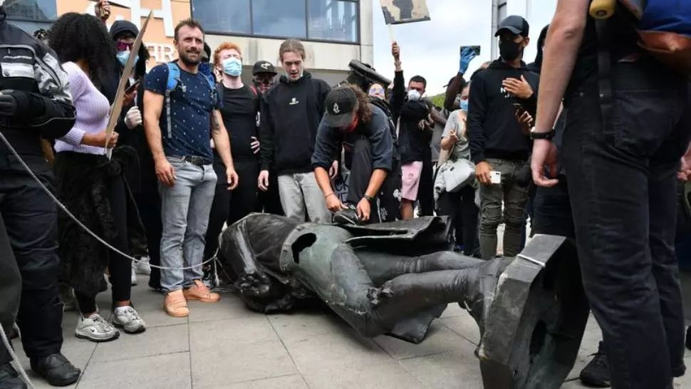 Proteste „Black Lives Matter”. Manifestații la Londra în fața Ambasadei SUA/Statuia din Bristol a unui negustor de sclavi, dărâmată