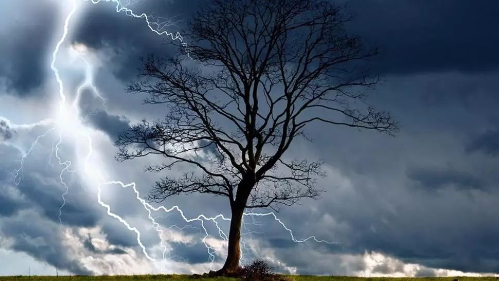 COD ROȘU de fenomene meteo SEVERE: furtuni, ploi torențiale și grindină