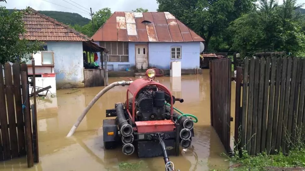 Femeie luată de viituri, la Vaslui. Cod roșu: sute de case și curți inundate / Foto: Arhivă