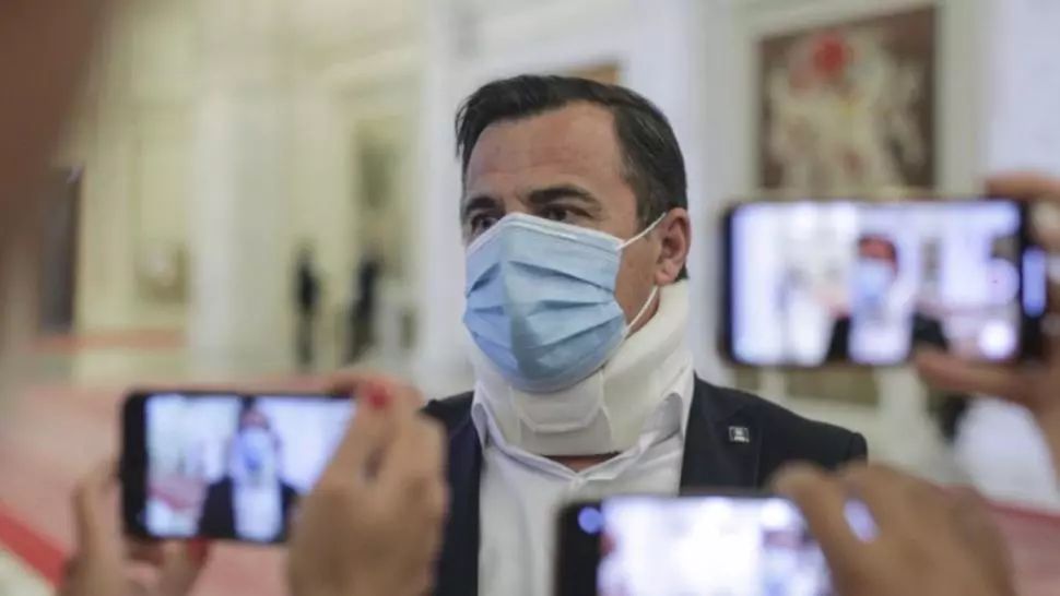 Ion Ștefan, ministrul Dezvoltării, cu gâtul în guler cervical, la moțiunea împotriva sa Foto: Inquam Photos/Octav Ganea