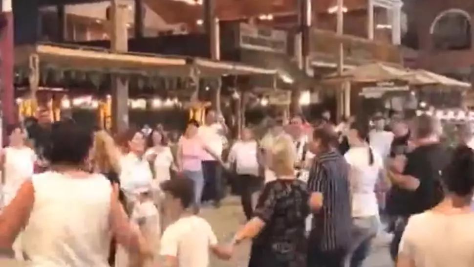 Horă cu zeci de oameni la Mamaia, nimeni nu respectă normele de protecție COVID