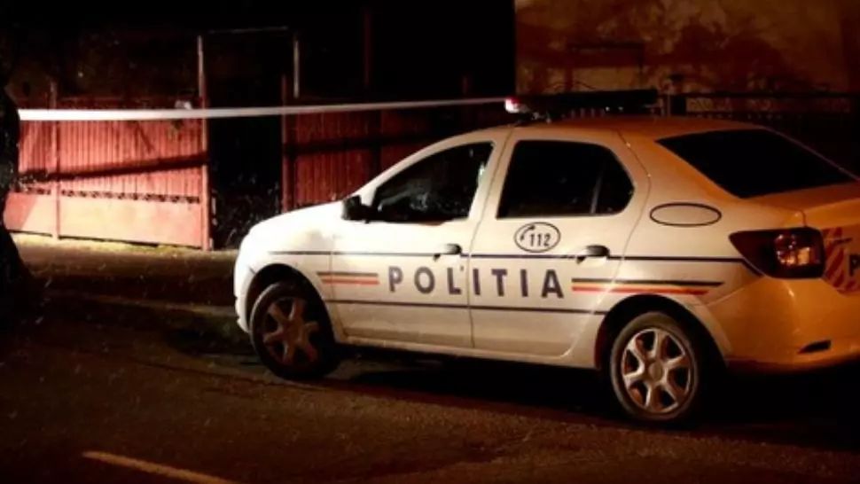 Agent de la Rutieră, la întalnire cu mașina poliției, în timpul serviciului