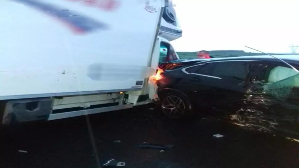 Accident grav, pe A1. O mașină a intrat într-un microbuz și un TIR: două victime