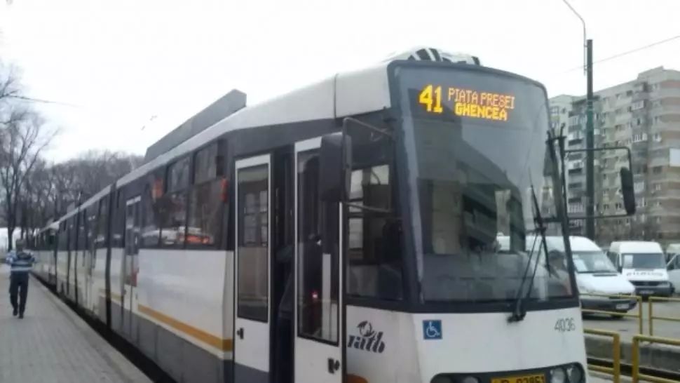 Circulația tramvaiului 41, BLOCATĂ, după ce unui călător i s-a făcut rău 