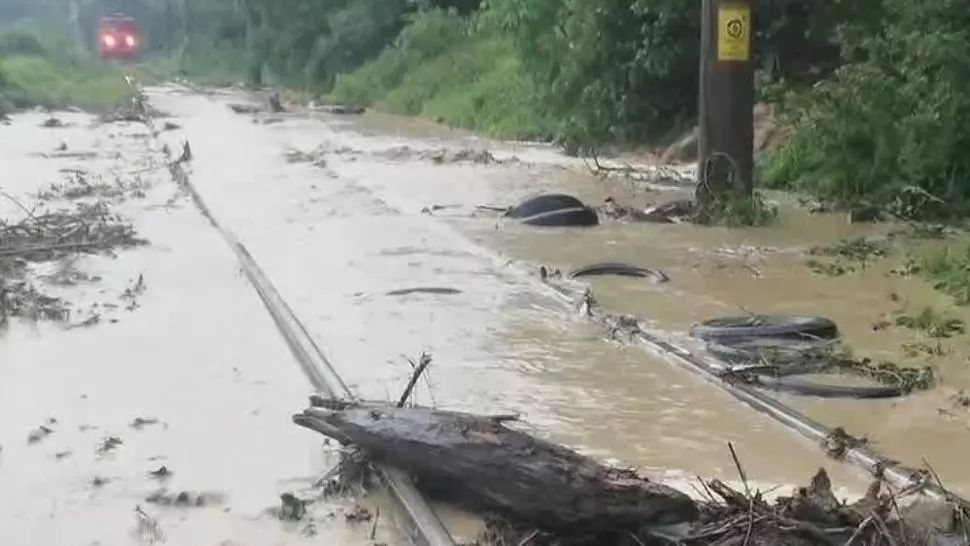 Trenuri de călători, blocate de inundații 