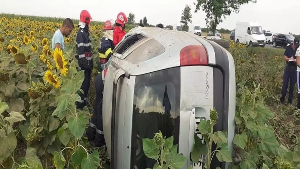 Accident grav, în jud. Ialomiţa: 4 victime, după ce maşina s-a răsturnat pe câmp
