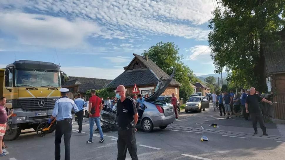 FOTO Accident rutier cu 5 victime în Maramureș. O autobasculantă s-a ciocnit cu un autoturism