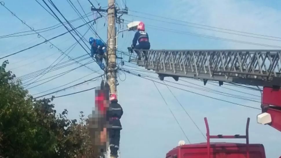 Lucrător ENEL, mort după ce s-a electrocutat în timp ce branșa o locuință la rețeaua electrică
