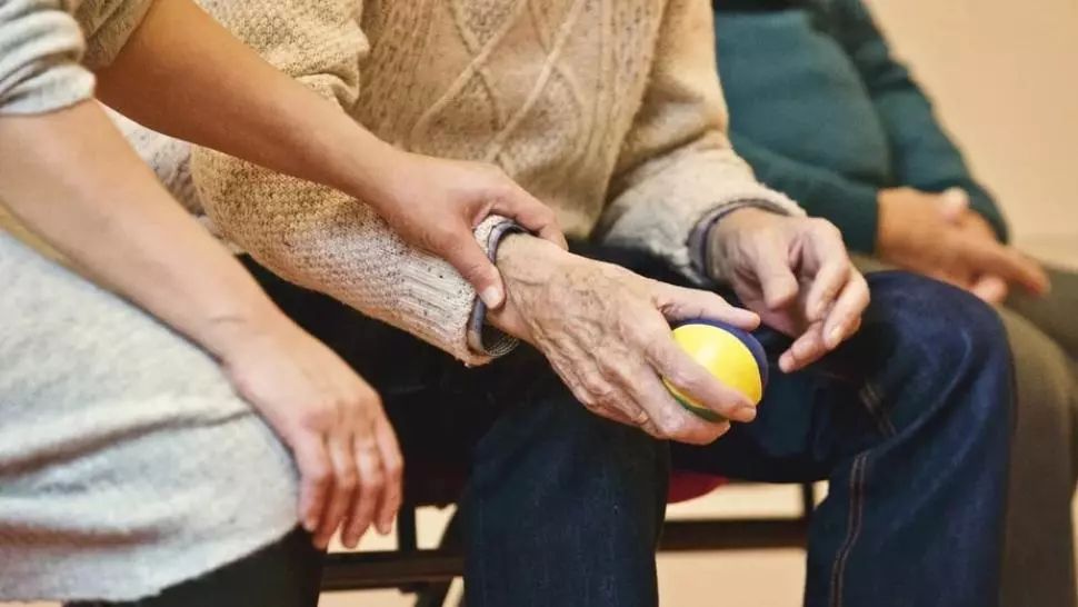 Focar masiv de Covid-19 la un azil din Argeș