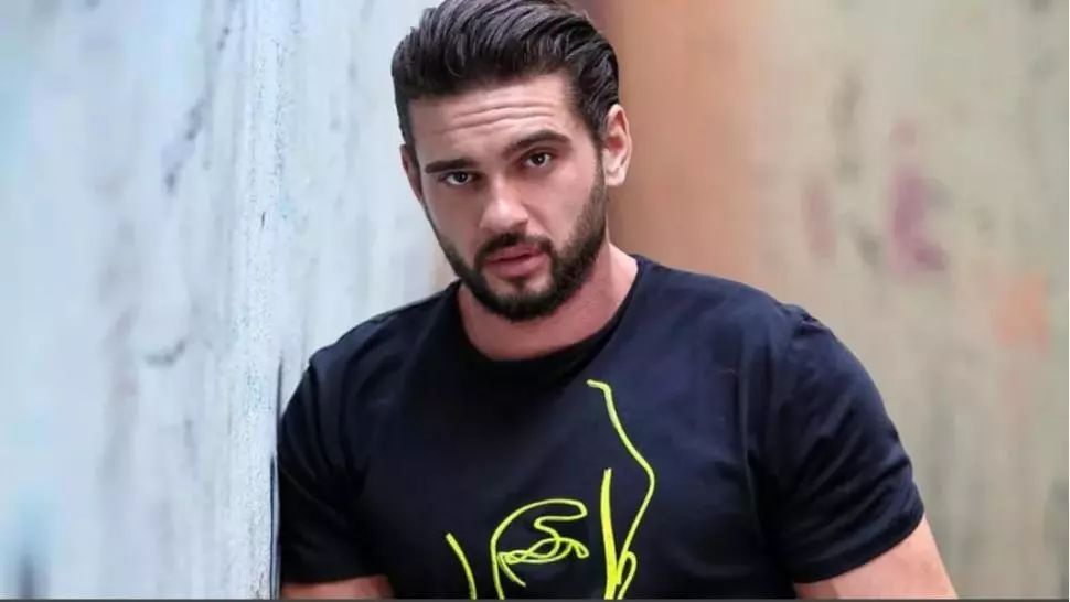 Dorian Popa a fugit din țară după ce a fost prins conducând în chiloți, sub influența drogurilor