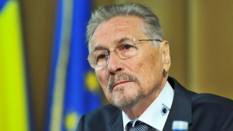 Fostul președinte Emil Constantinescu, la spital după ce a căzut în casă