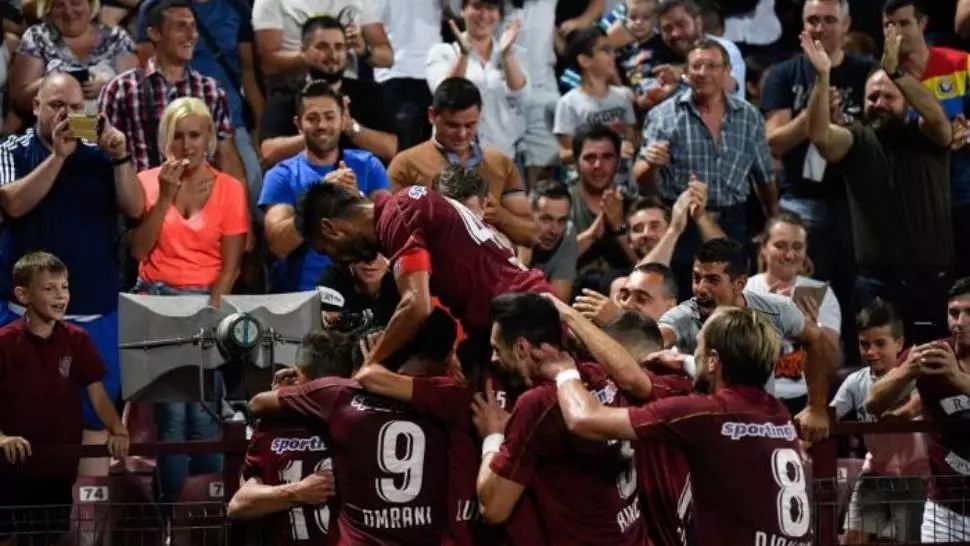 VIDEO | Mesaj emoționant al fanilor CFR-ului pentru jucători! Suporterii s-au strâns în fața stadionului