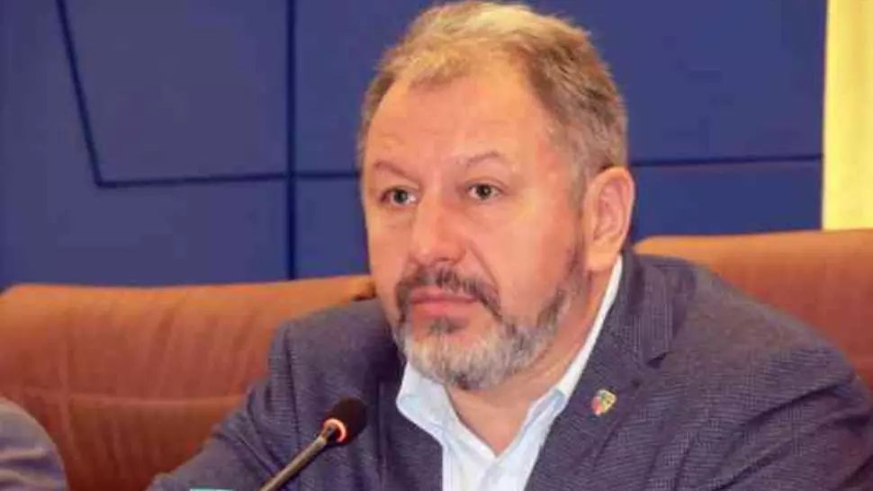100% TU DECIZI! Radu Moldovan, chelnerul ajuns șef de județ. Cursuri la școala vieții și Academia SRI