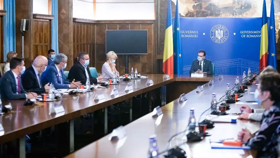 Guvernul a adoptat măsurile de sprijin pentru firmele și angajații afectați de criză. Angajații din DSP-uri, bani în plus