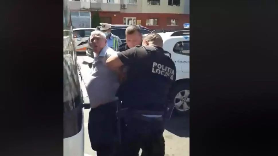 SCANDAL în Bacău: Șofer de autobuz, încătușat pentru că nu purta mască, de doi polițiști fără mască