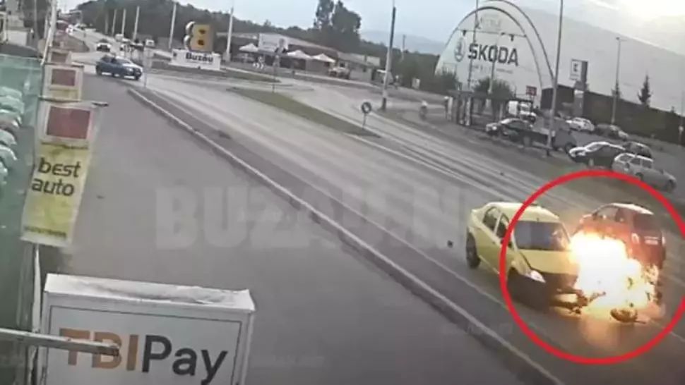 Accident grav în Buzău. Motocicleta unui polițist a fost agățată de o șoferiță și proiectată într-un taxi. Femeia, reținută, după fuga de la locul accidentului