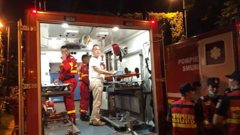 Senatorul USR Vlad Alexandrescu, în ambulanța SMURD după ce fata sa a fost gazată de jandarmi și luată cu targa la protestul Diasporei din 10 august 2018 Foto: Facebook/Vlad Alexandrescu