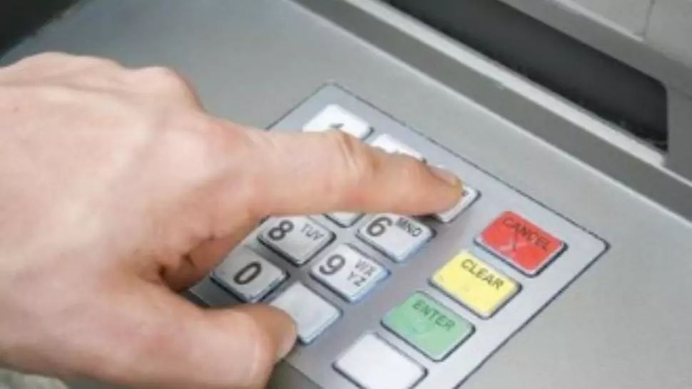 Un hoț care bloca fantele bancomatelor ca să fure bani a fost săltat de polițiști