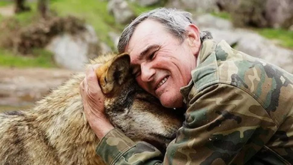 Bărbatul crescut de lupi are un mesaj terifiant pentru oameni. Ireal ce au fost în stare să-i facă!