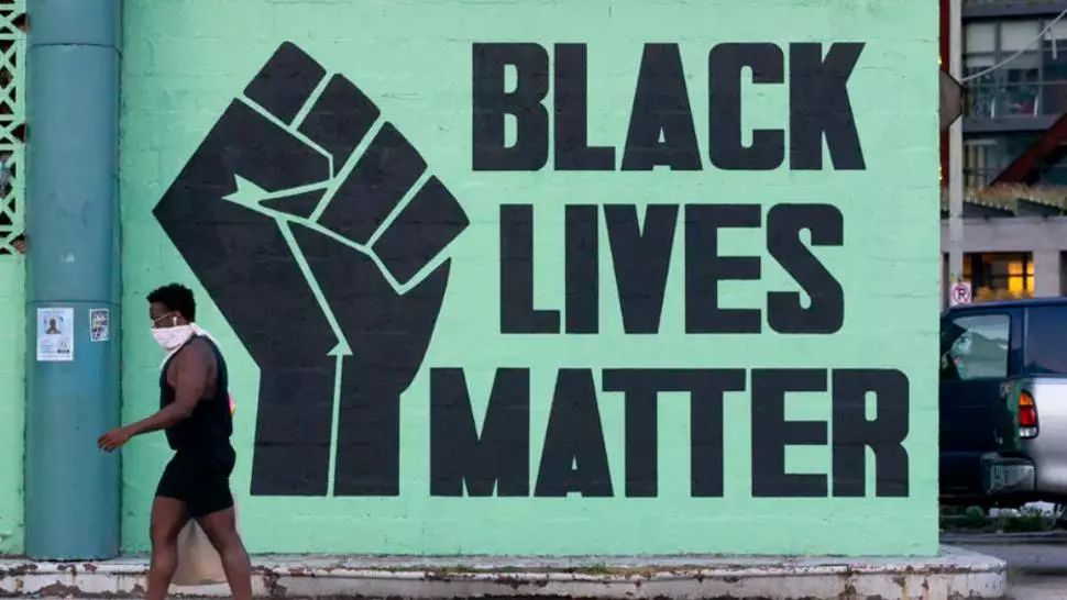 Protestele Black Lives Matter se intensifică peste Ocean. Protestatarii și forțele de ordine s-au ciocnit în fața casei primarului din Los Angeles