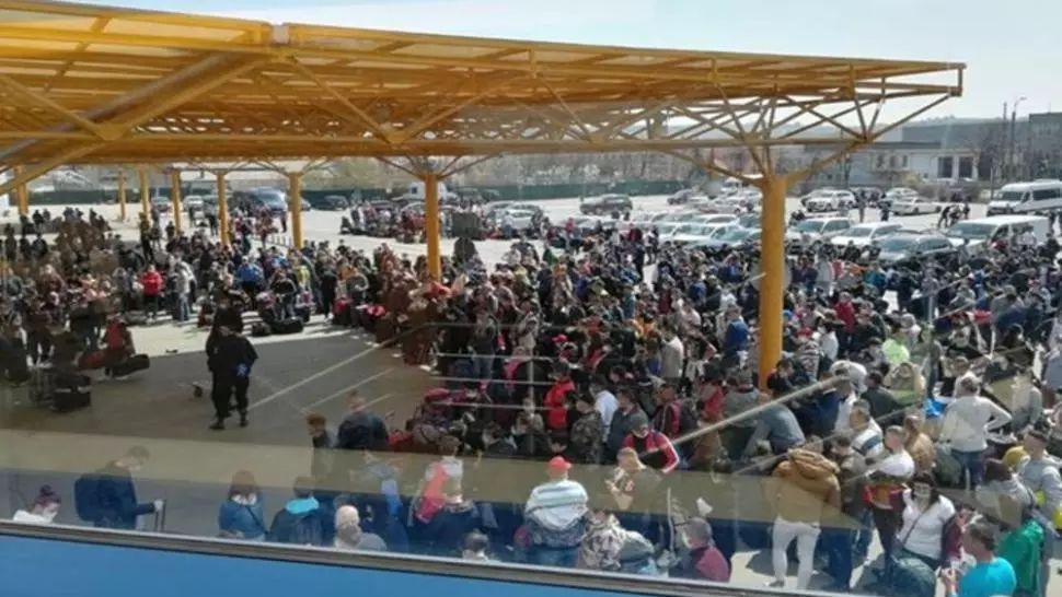 Aglomerație pe aeroportul Cluj-Napoca, la plecarea la muncă în Germania, 9 aprilie 2020