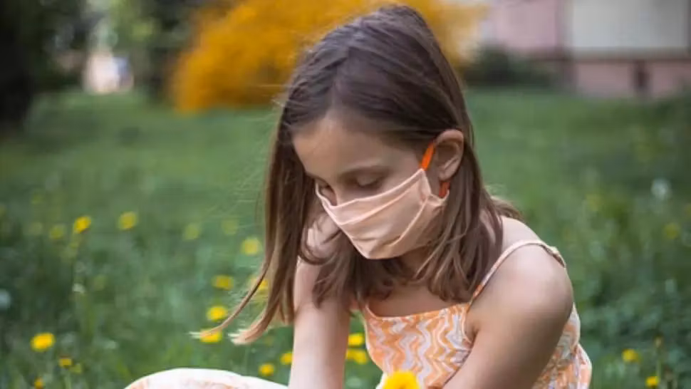 OMS, recomandări anti-COVID-19 pentru purtarea măștii în cazul copiilor și adolescenților. Când NU trebuie purtată masca