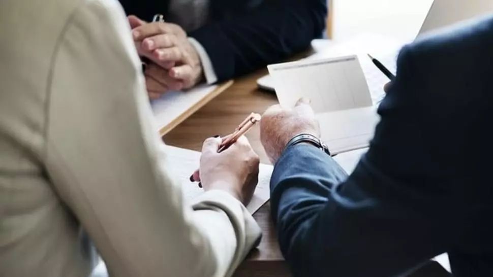 4 întrebări pe care să ți le pui înainte de a face un credit bancar (P)
