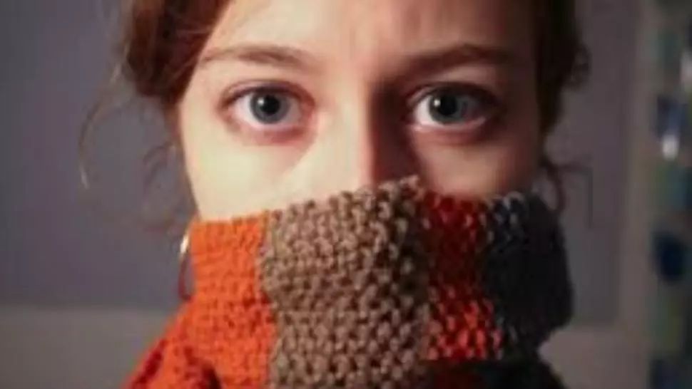 Cum ne protejăm de coronavirus. Motivul incredibil pentru care un FULAR face mai mult rău decât bine