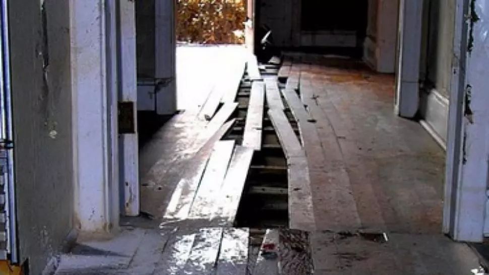 A vrut să renoveze casa, dar a înghețat când a scos pardoseala! Stătea acolo de 73 de ani