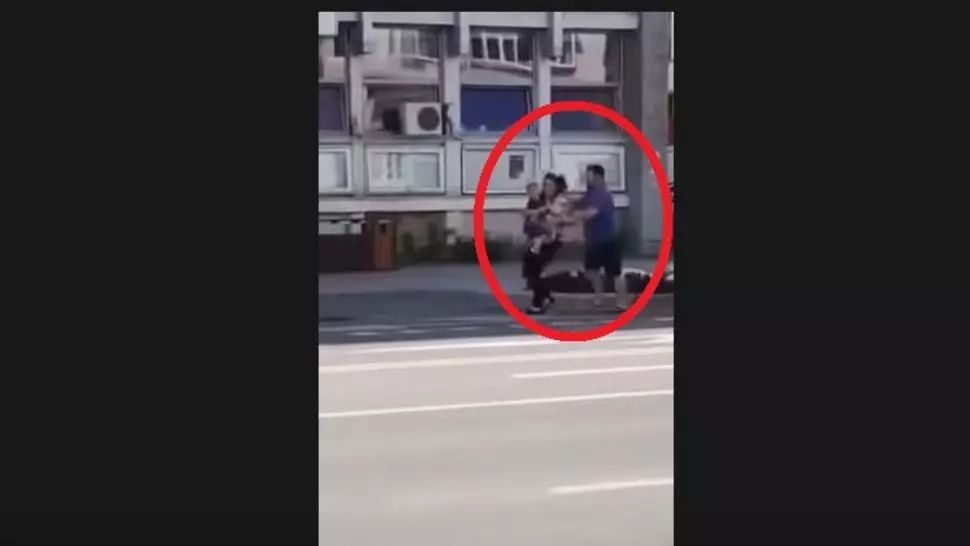Un preot isi bate nevasta