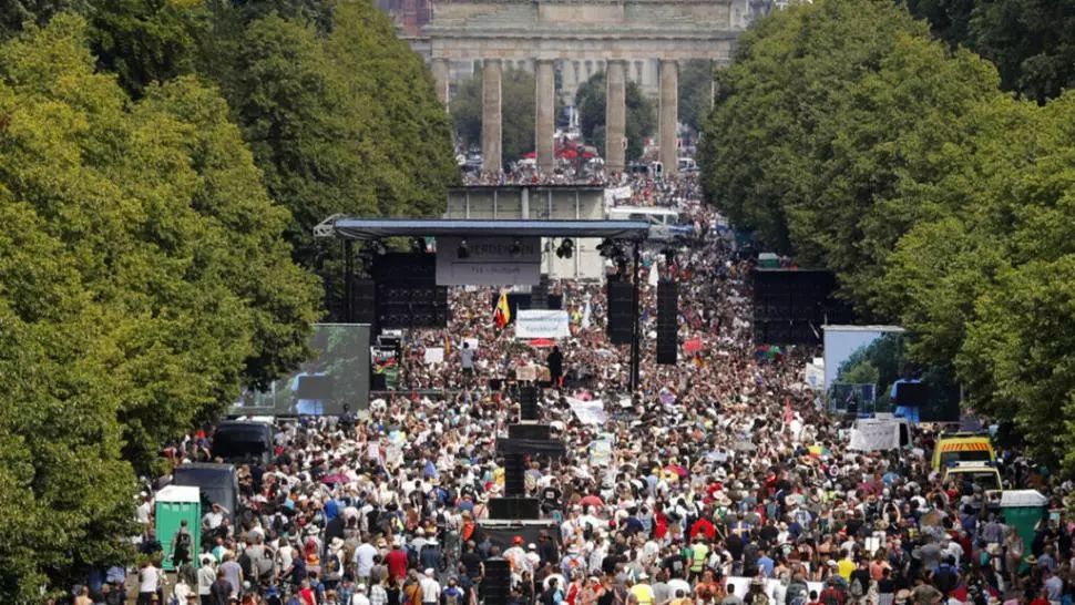 Mii de germani, la protestul anti-coronavirus din Berlin, 1 august 2020 Foto: Twitter.com