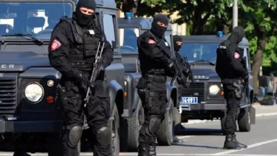 12 mandate de aducere pe numele unor persoane din Bucureşti şi judeţul Ilfov, într-un dosar  de proxenetism
