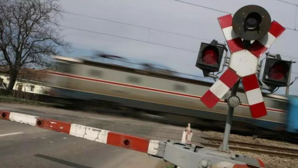 Incident ȘOCANT în județul Sibiu: Un bărbat lovit de tren, transportat de urgență la spital 