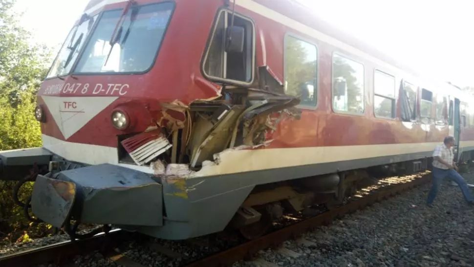 tren oameni fara masca